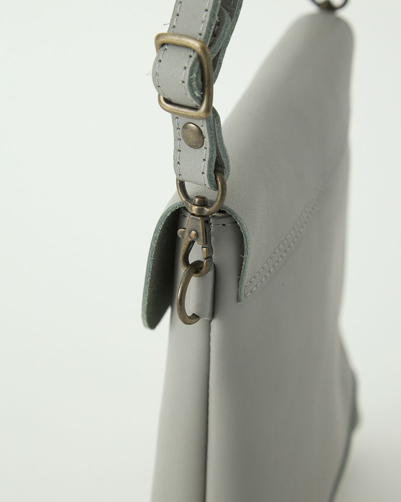 取り外し可能ショルダーでクラッチ風にも。シーンに合わせた持ち方を楽しめます。