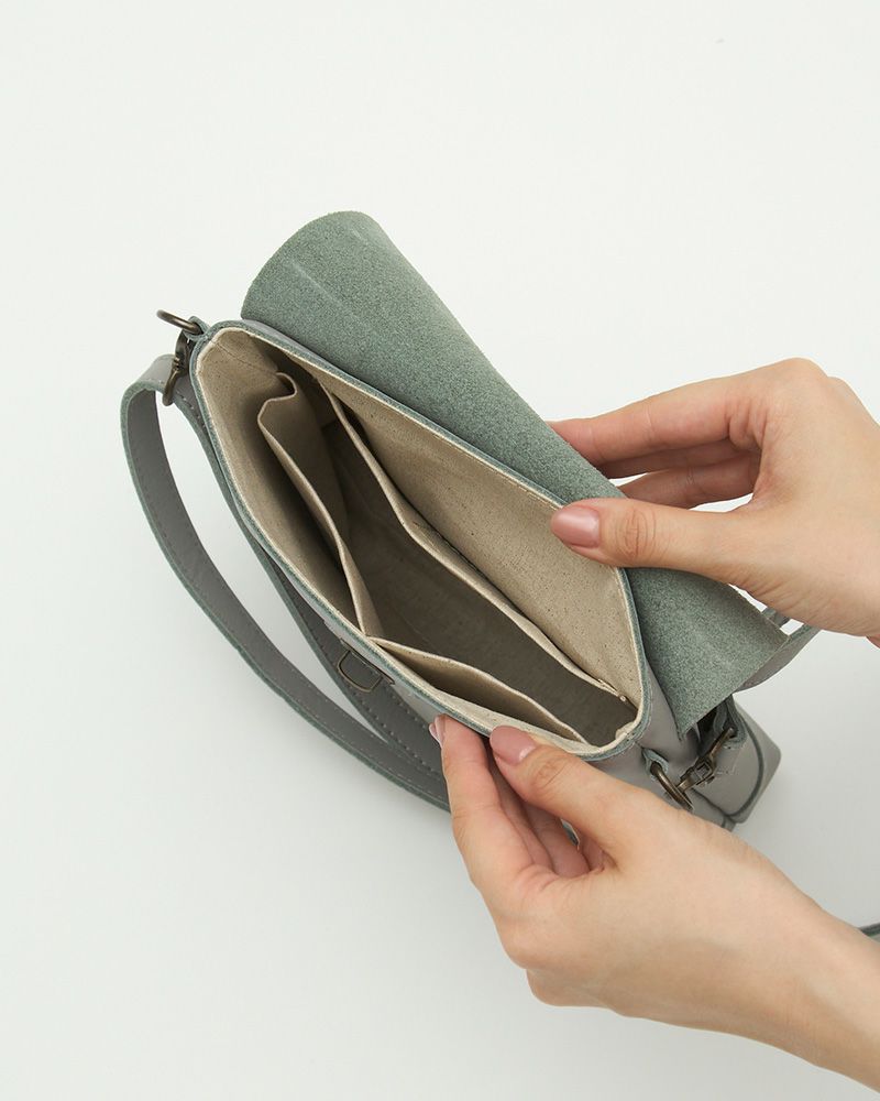 小物を分けて収納できる内ポケット3つ。整理整頓が得意になるバッグです。