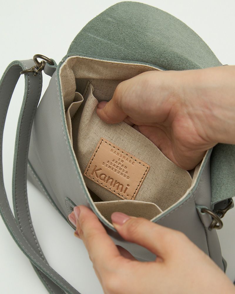 内側にはKanmi.のオリジナルレザータグつき