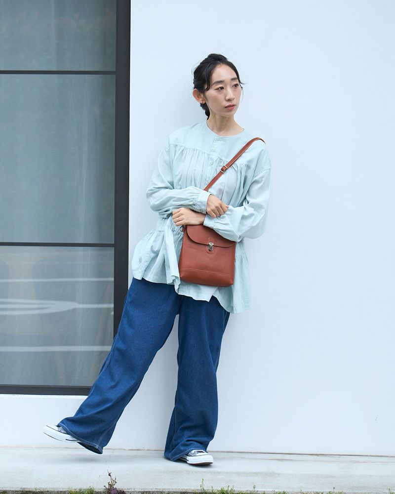 深みのあるレンガカラーはコーデの差し色に。秋冬にも映える温かみのある色合いです。