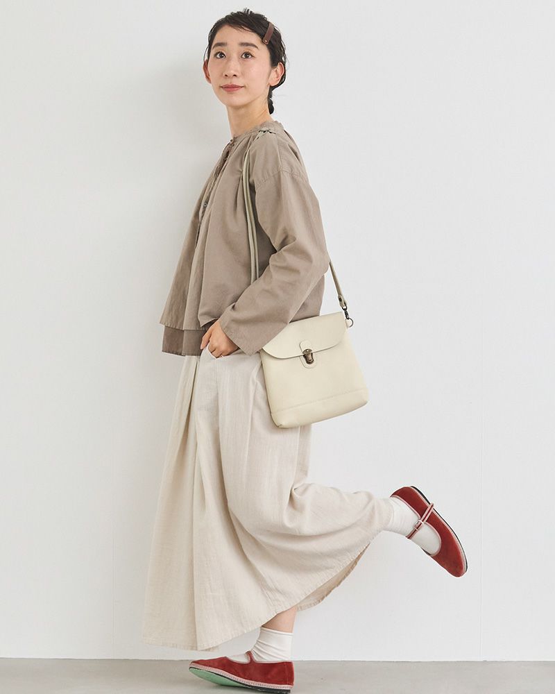 バニラ色はやわらかな雰囲気を演出。ナチュラルファッションにおすすめの一色です。