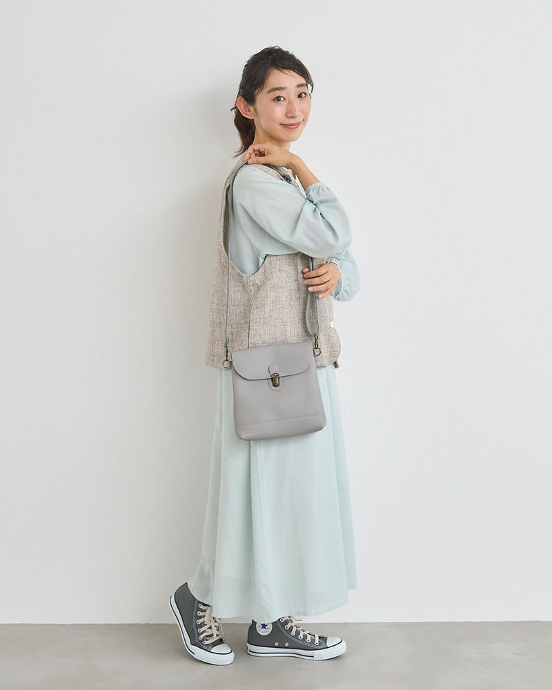 どんな色にも合わせやすいグレー。落ち着いた雰囲気で幅広いシーンに活躍します。