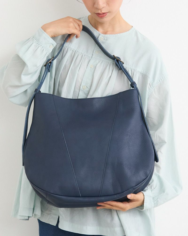 やわらかな“しもぶくれ”が魅力。たっぷり入って軽やかに持てる革バッグ