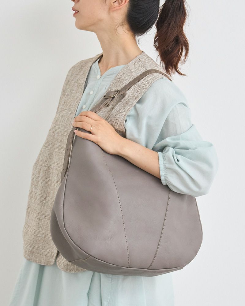 ふっくらフォルムにやさしさを込めた、A4対応の大容量ショルダーバッグ