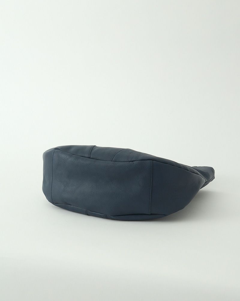 しっかりマチがあるから書類やお弁当箱も入れられます