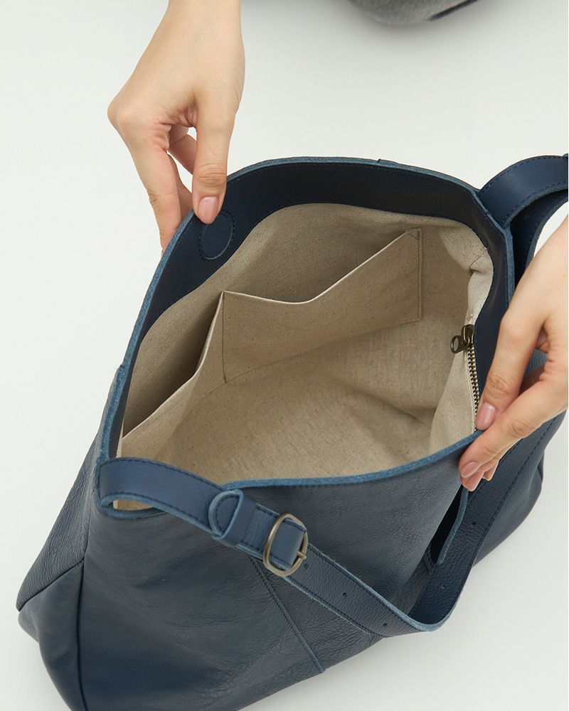 内ポケットは全部で3つ、荷物が多くても整理整頓して収納できます