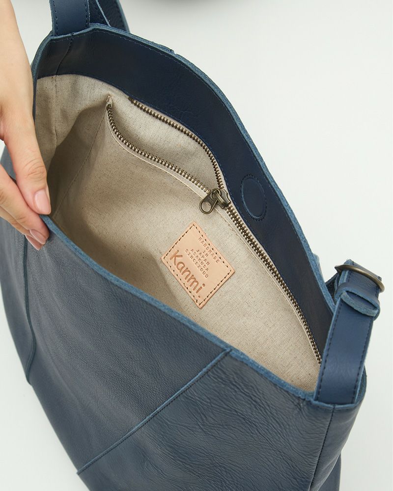 大きめのファスナーポケット×１、内側にはKanmiのヌメ革レザータグ付き
