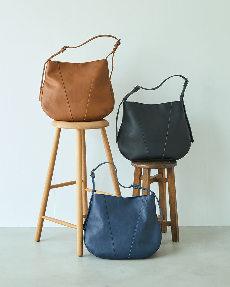 落ち着いた色合いとケネリーオイルレザーの質感が際立つ、大人のkanocoバッグ