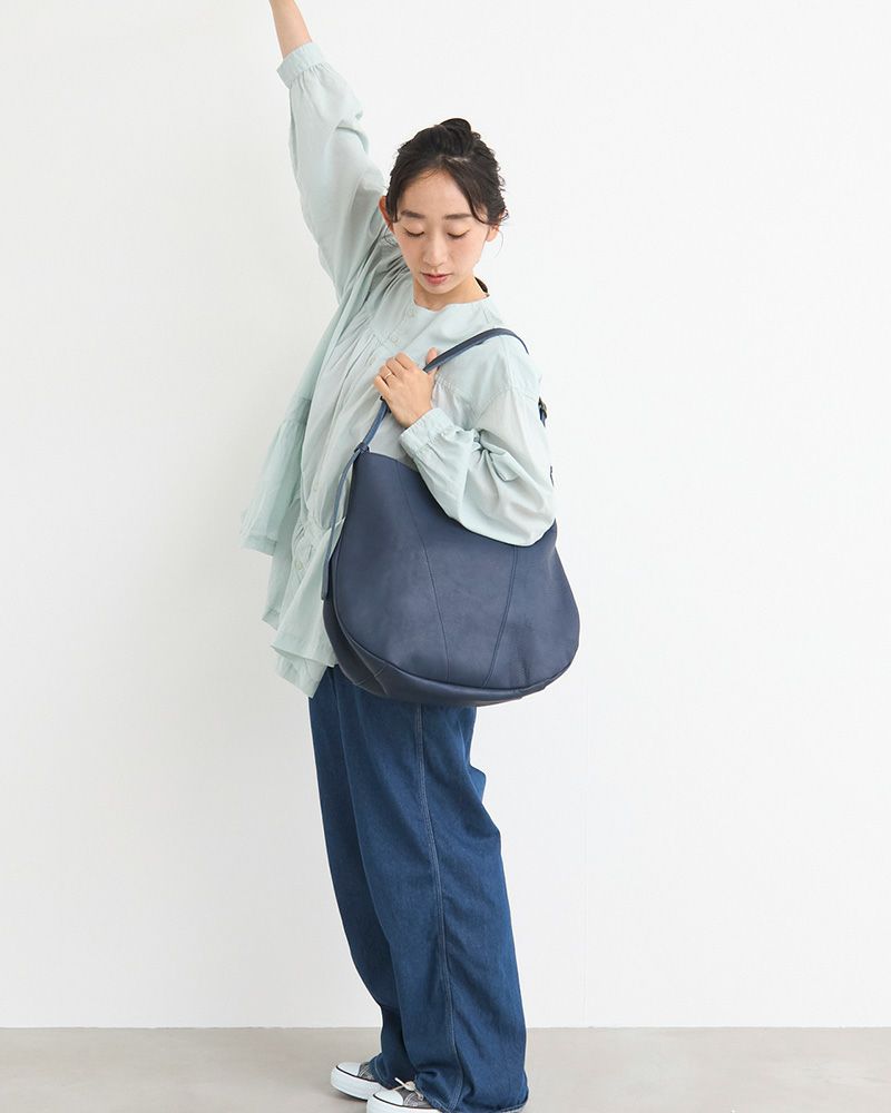 白やベージュコーデに映える、落ち着きネイビーのkanocoバッグ