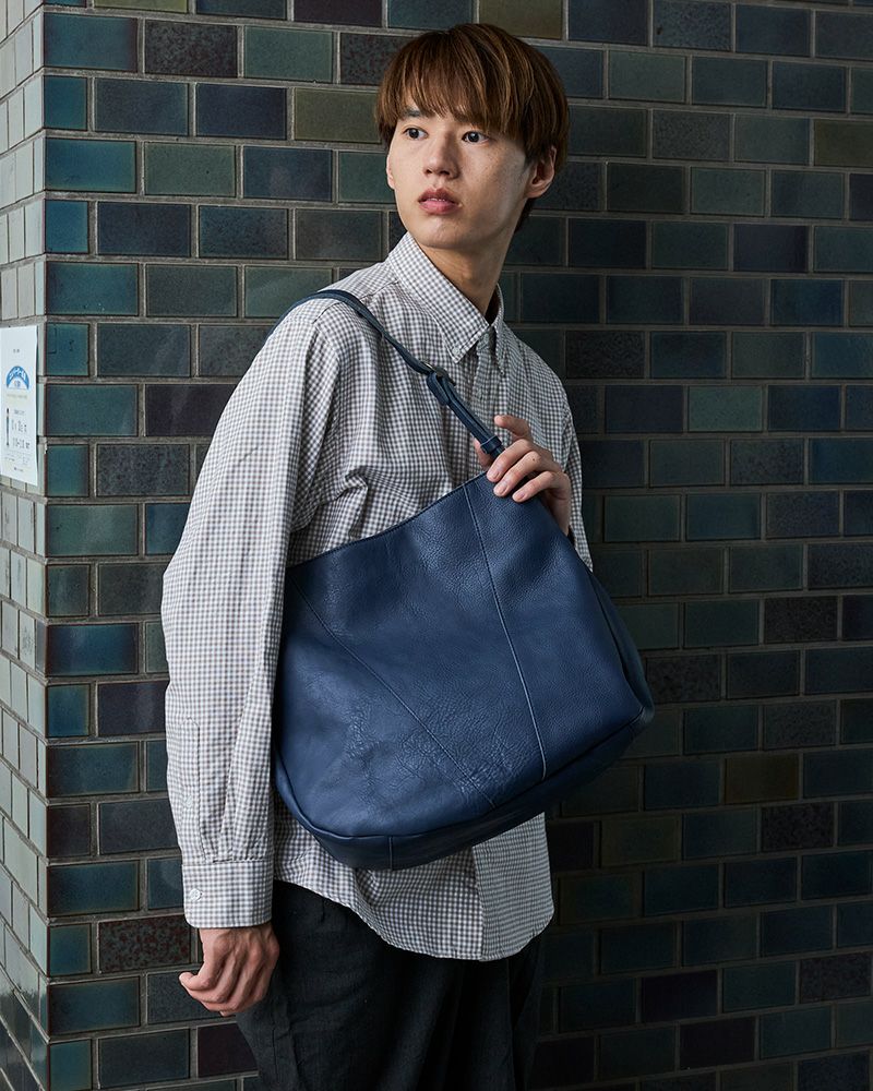 男性も使いやすい、ネイビーの本革ショルダーバッグ