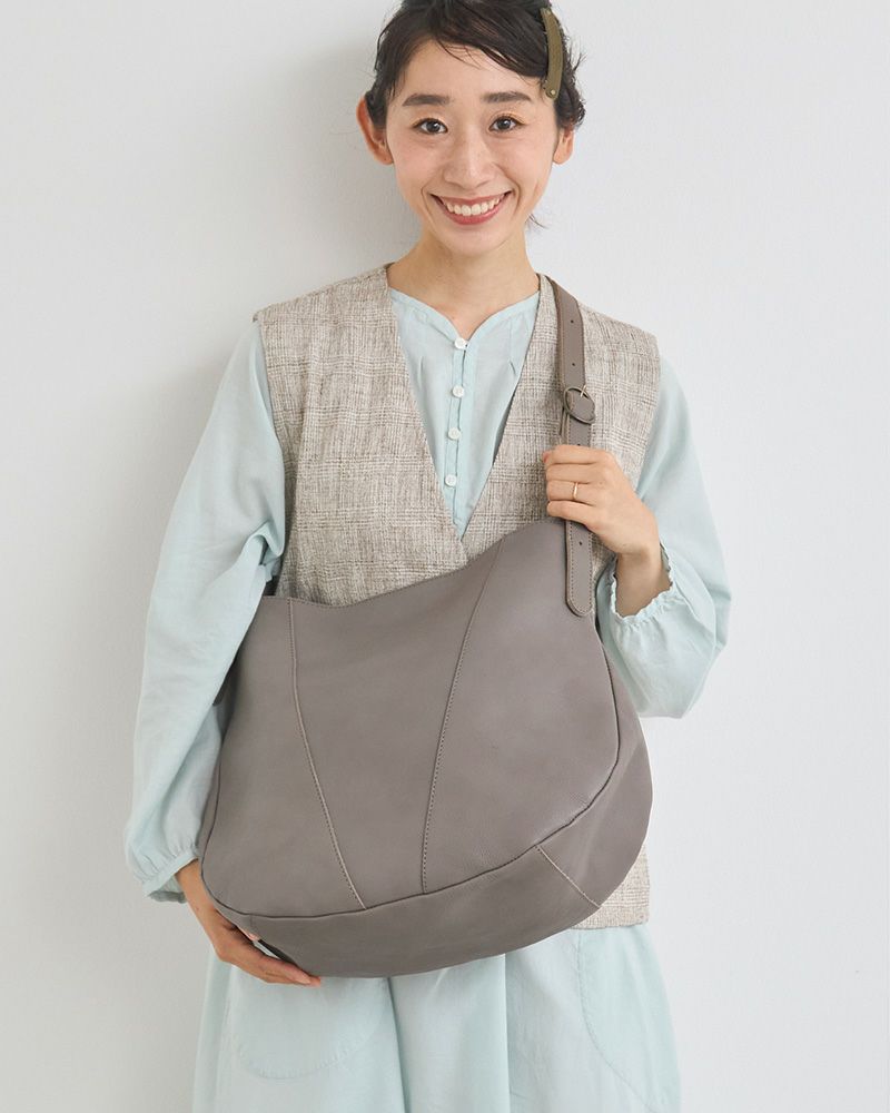 ふっくらフォルムに淡いグレー。上品で透明感ある大人のバッグ