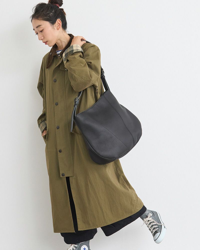 丸みのあるフォルムが甘すぎない、本革ブラックバッグ