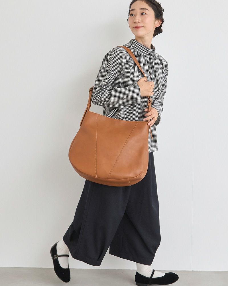 やさしいキャメルが引き立てる、やわらかなフォルムの魅力