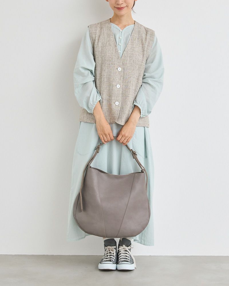 モノトーンコーデにも合う、やさしい印象のピュアグレー