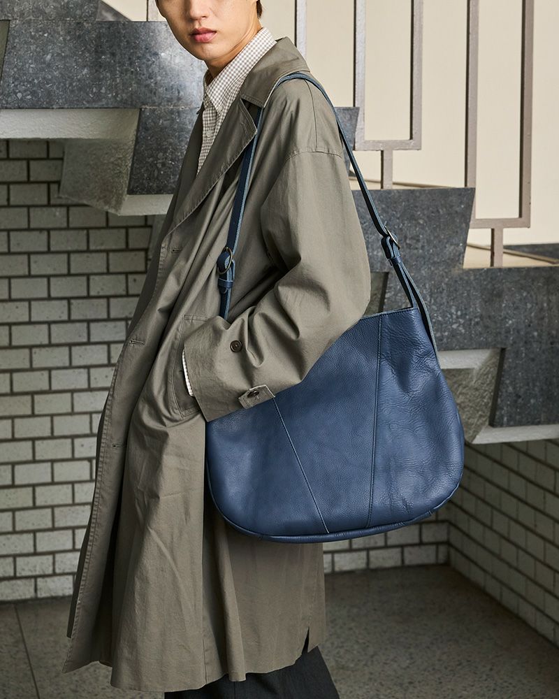 毎日の通勤にも寄り添うレザーショルダーバッグ