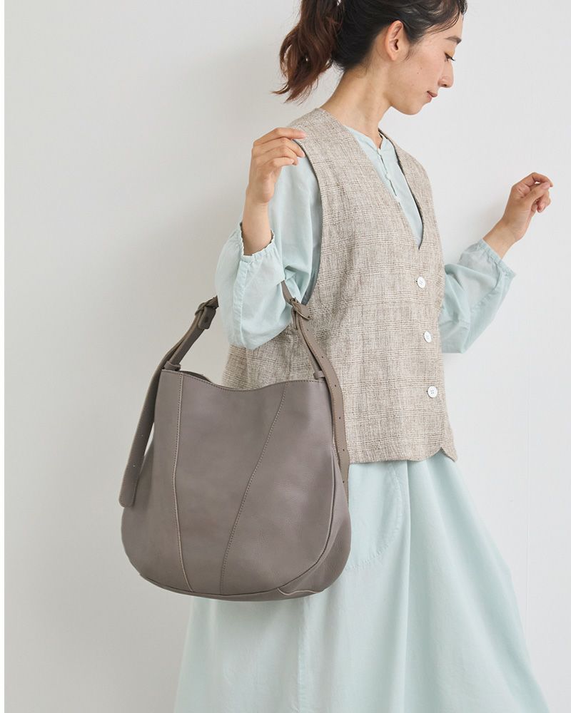 やさしい丸みで上品に。ナチュラル派におすすめの本革バッグ