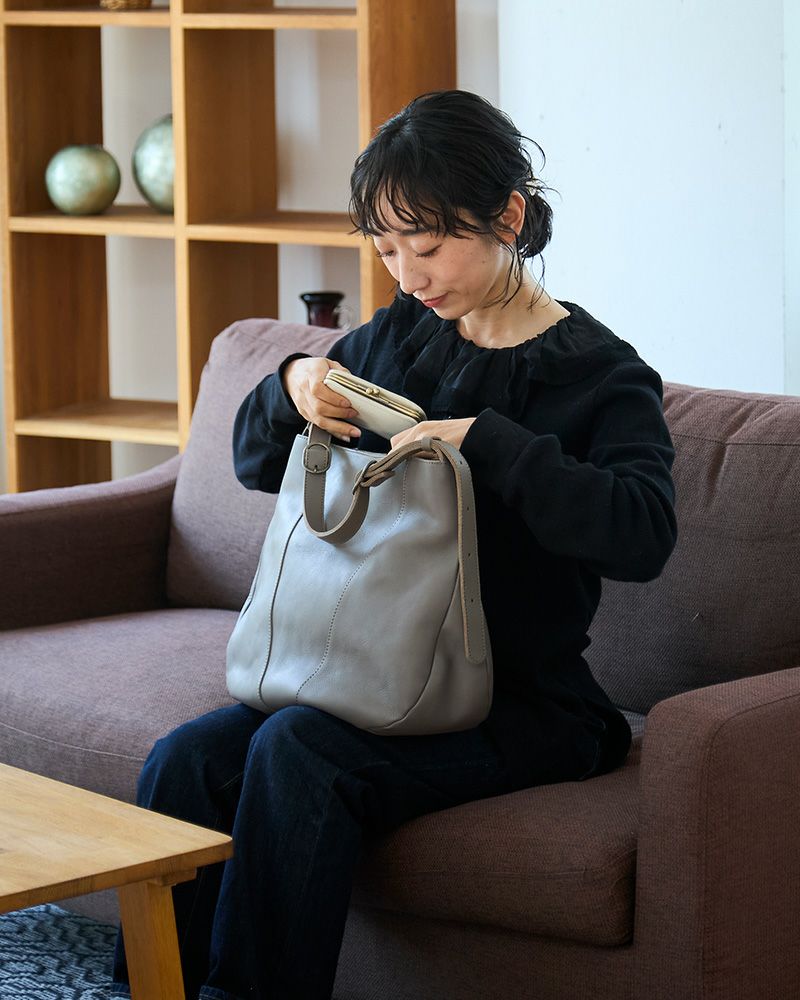 軽やかで持ちやすい。毎日にやさしく寄り添う革ショルダー