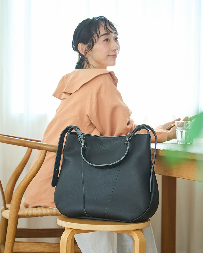 荷物が多い日も安心。軽くて丈夫な本革ショルダーバッグ