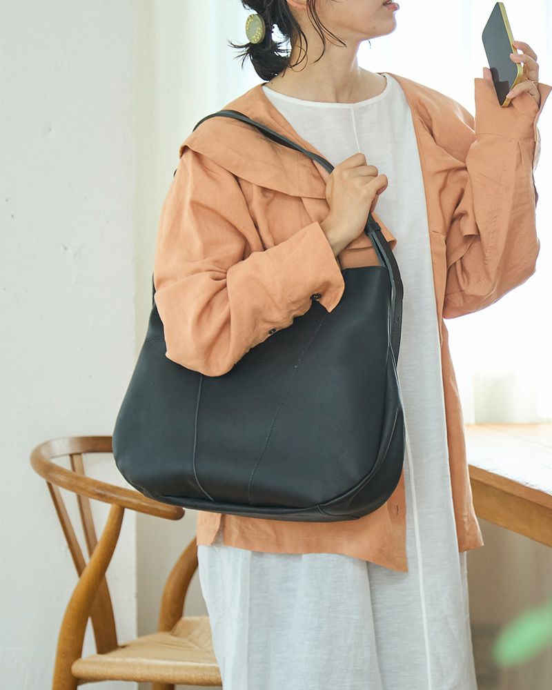 ふっくらフォルム×上質レザー。荷物が多い日も軽やかに