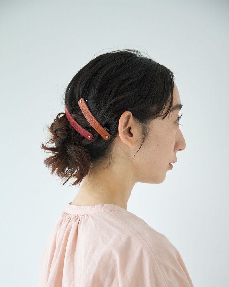 しっとりやわらか、本革のぬくもりが髪に寄り添う「むぎバレッタ」