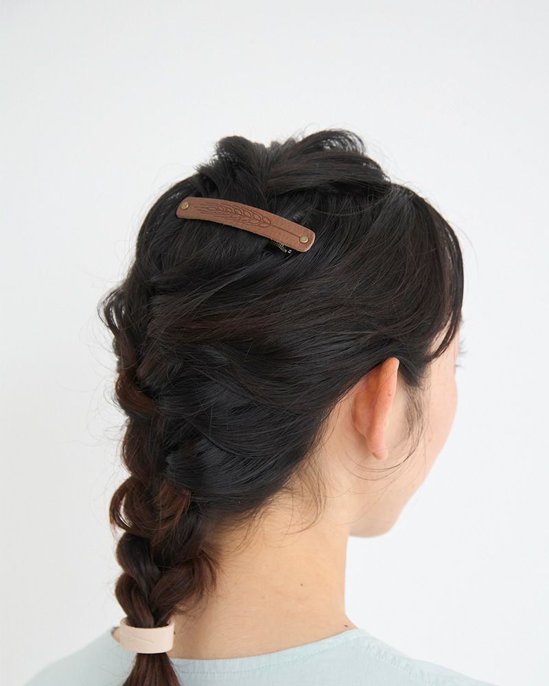 ナチュラルにまとめ髪。本革レザーバレッタで上品ヘアアレンジ