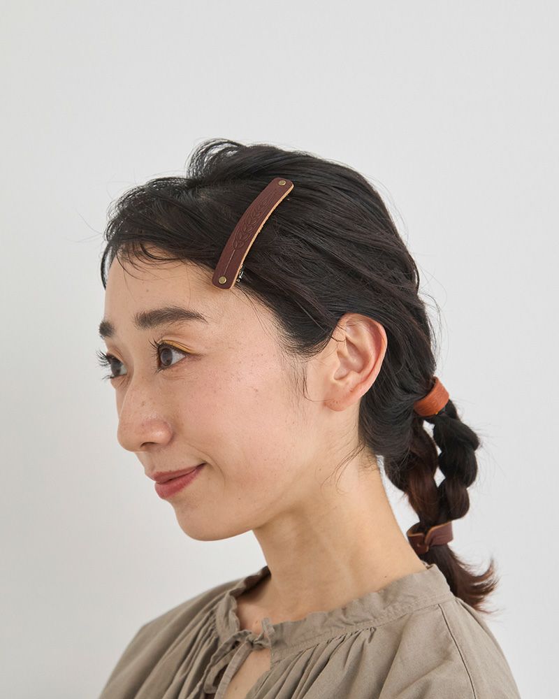 オイルレザーの艶としなやかさ。大人のための本革バレッタ