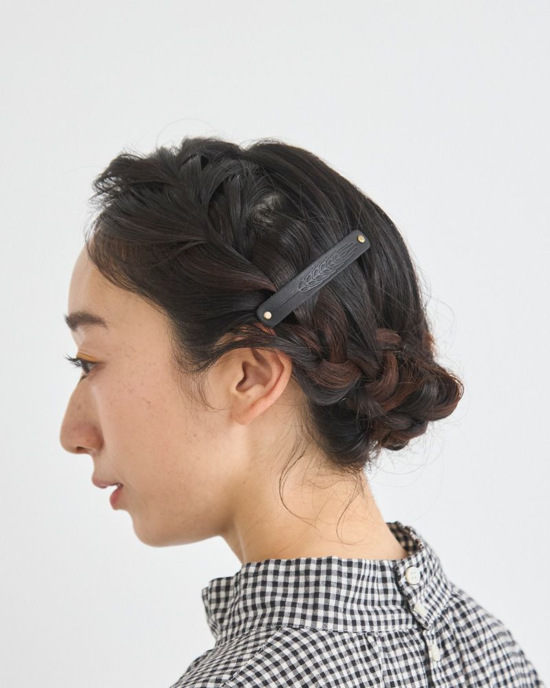 ナチュラルコーデに映える、しっとりマットな革のバレッタ