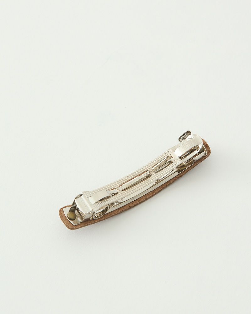 シンプルなのに印象的。髪になじむ革の質感