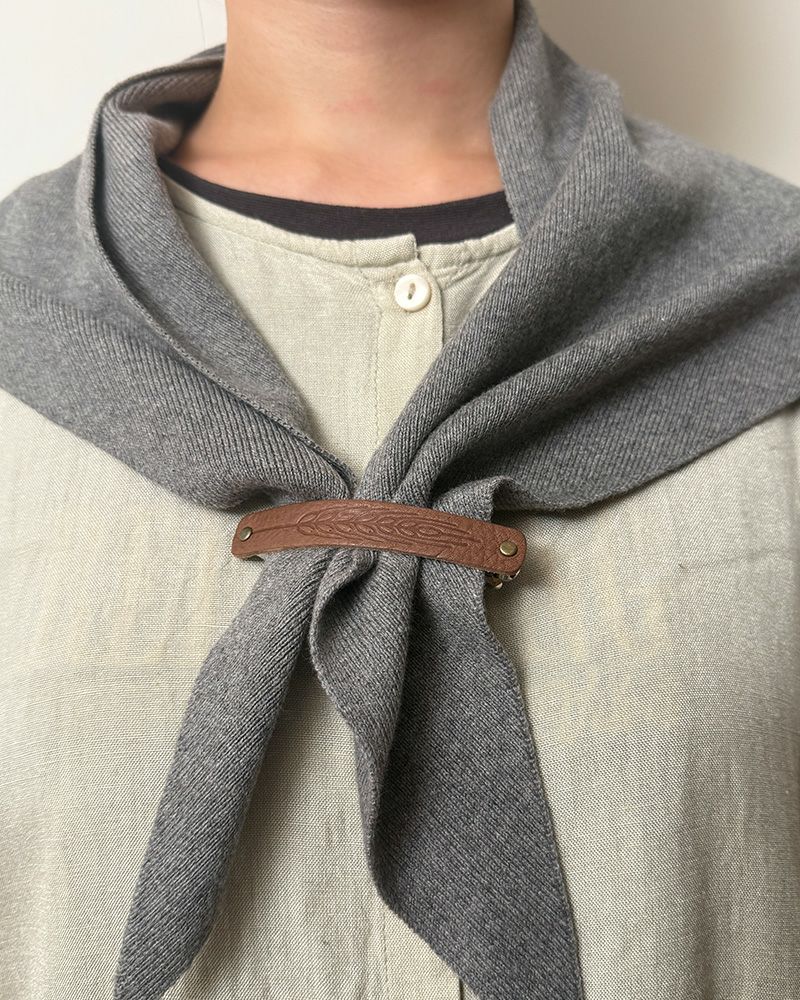 髪留めとしてだけでなく、スカーフ留めとしても◎さりげない大人のおしゃれが引き立ちます