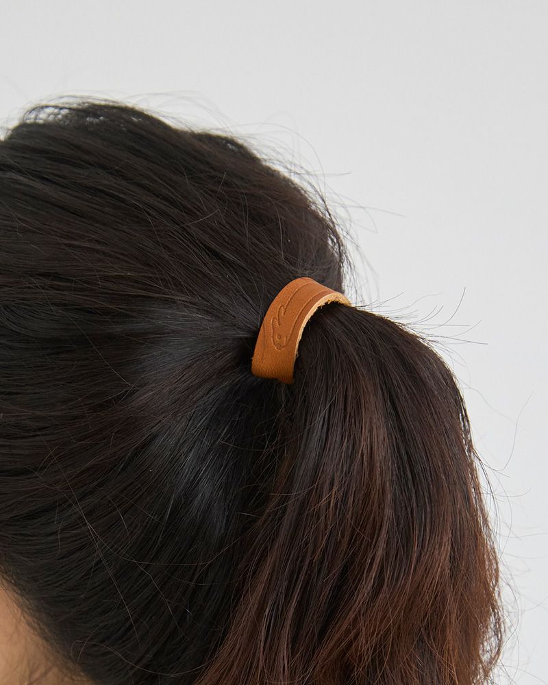 シンプルポニーにmi chi bataヘアゴムを。やわらかく揺れるモチーフが髪に遊び心を