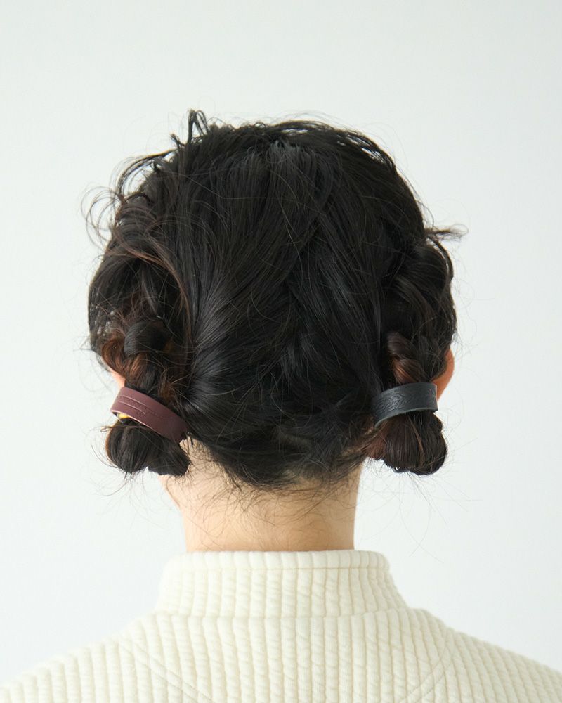 バレッタとヘアクリップで、おそろいヘアアレンジ