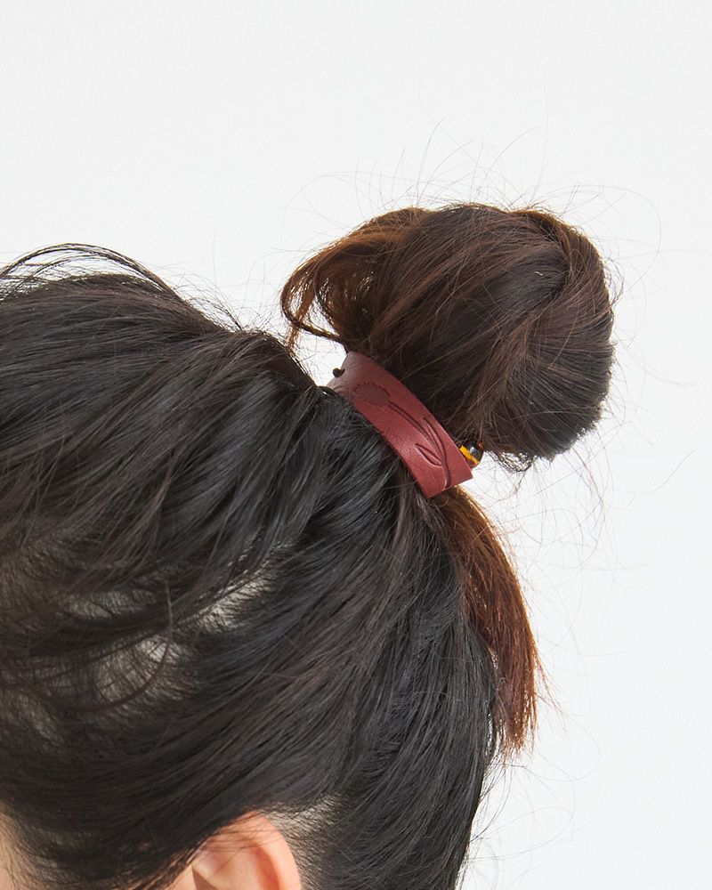 髪をまとめてリラックス気分。mi chi bataがやさしく寄り添うヘアアクセ