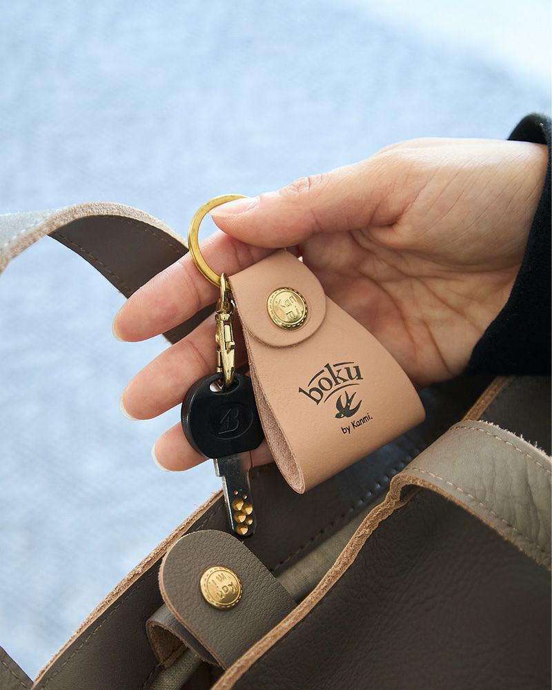 手のひらにしっくりなじむ本革。真鍮の輝きが日常に“私らしさ”を添えるキーリング
