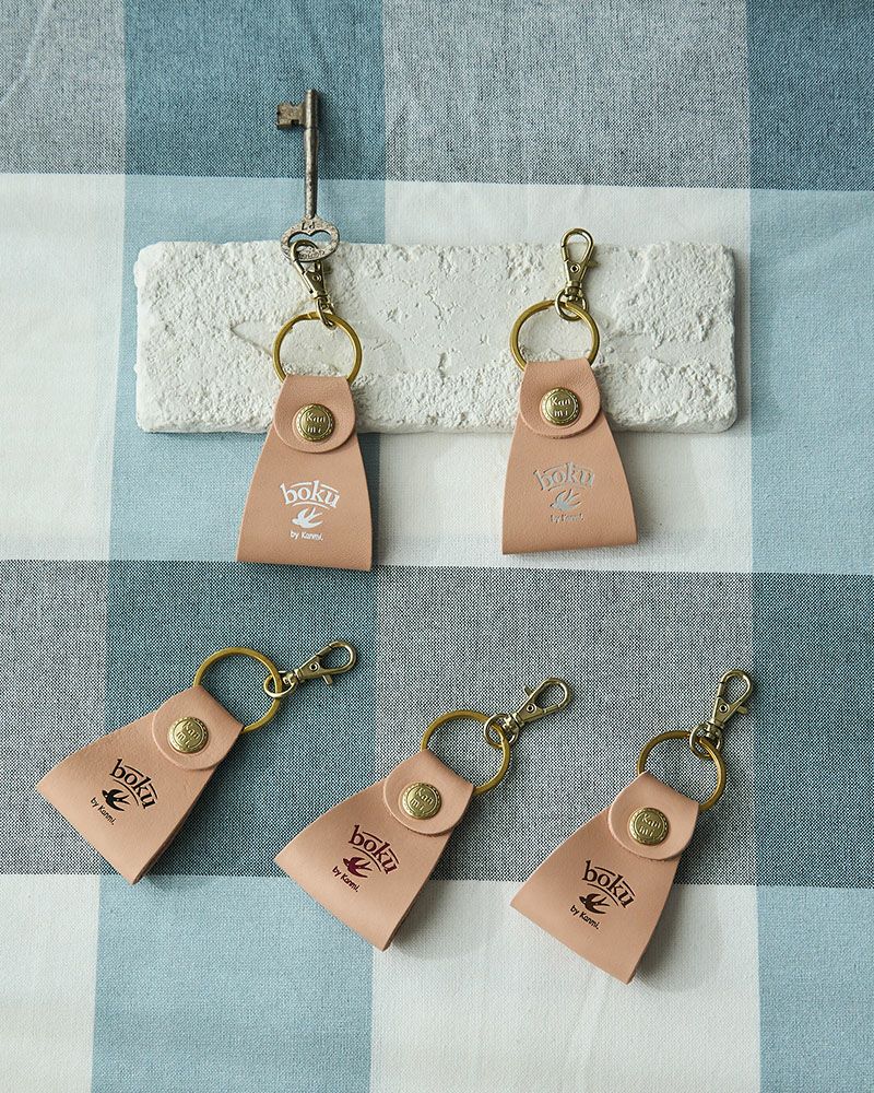 本革×真鍮の上質な組み合わせ。ナチュラルな色合いで大人の手元になじむキーリング