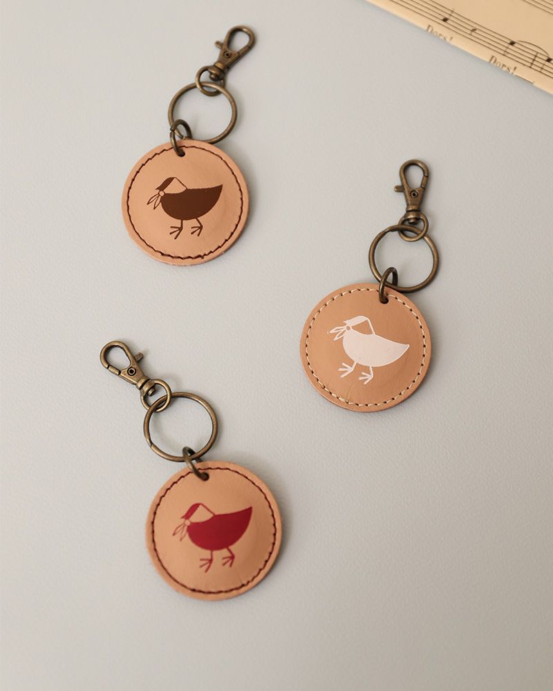 小鳥をモチーフにした本革キーリング。ナチュラルレザーの優しい質感と北欧カラーが、大人可愛い雰囲気を添えます