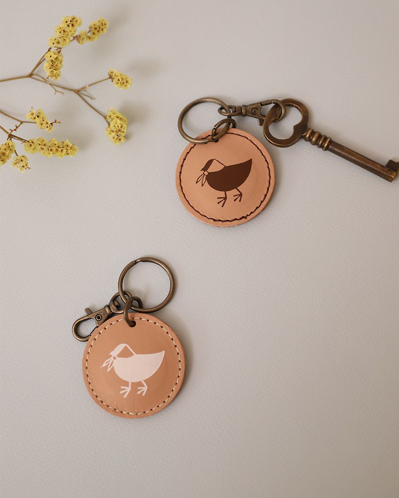 本革の丸いフォルムが愛らしいスカーフドリ。シンプルでナチュラル、北欧風デザインのキーリングをお探しの方に