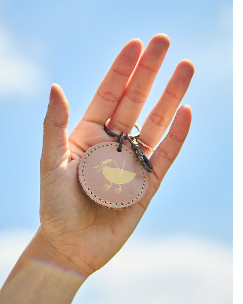 牛革のすべすべ質感が魅力。北欧雑貨のような素朴さが光る、小鳥のキーリング「スカーフドリ」