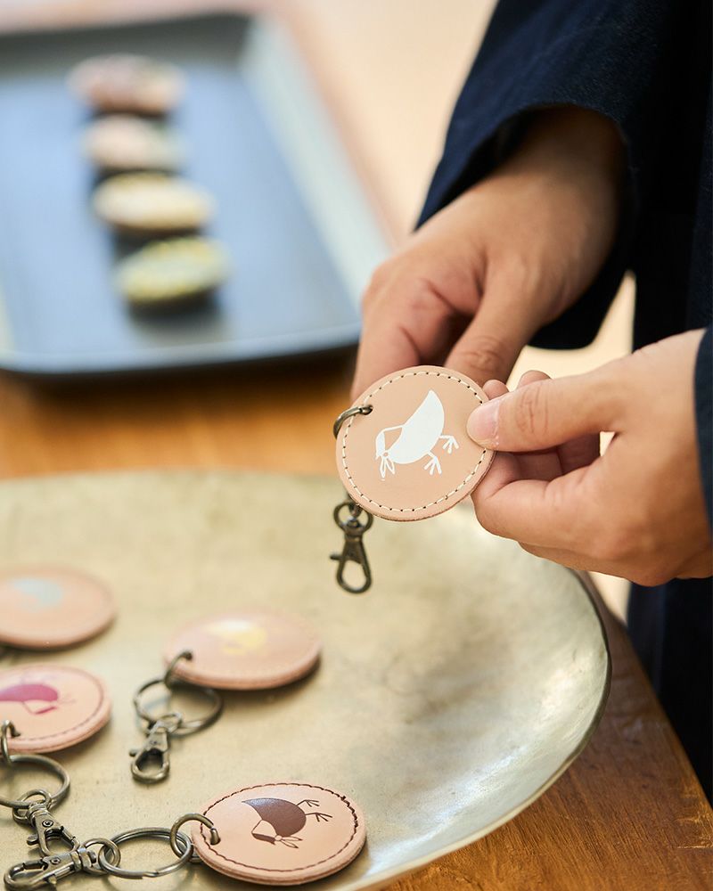 大人可愛い本革キーリングならこれ。ナチュラルレザーの素朴さと小鳥の丸いフォルムが心をなごませます