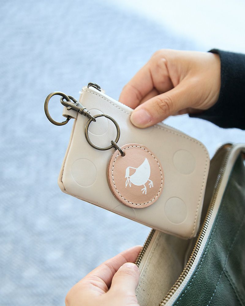 素朴であたたかい風合いが魅力。牛革の小鳥がそっと寄り添う、大人可愛い本革キーリング