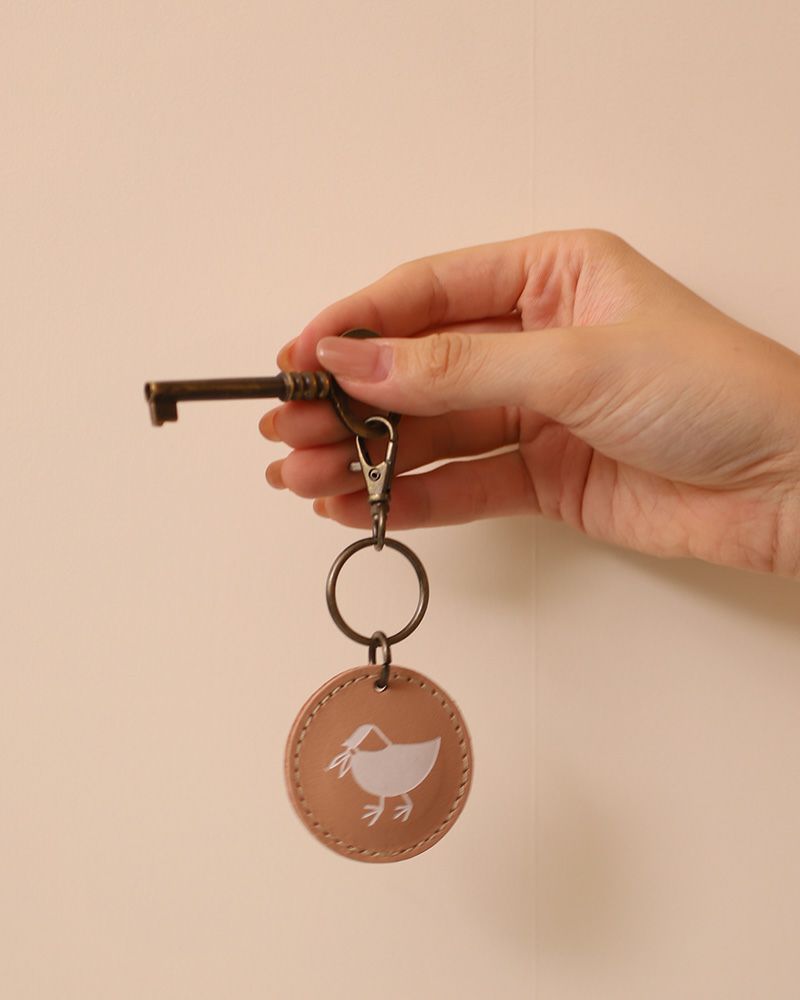 プチギフトにも喜ばれる、小鳥の本革キーホルダー。ナチュラルレザーの優しい風合いが魅力です