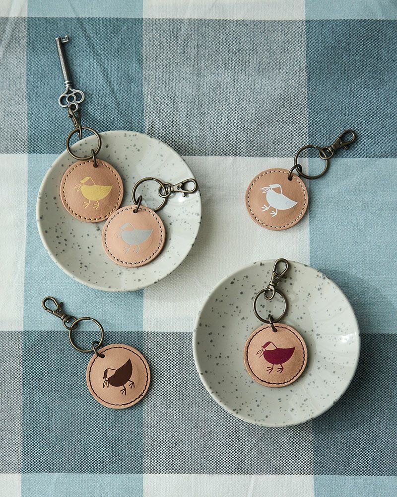 北欧テイストが香る大人可愛い小鳥。ナチュラルレザー本革のキーリングで毎日がぐっと心地よく