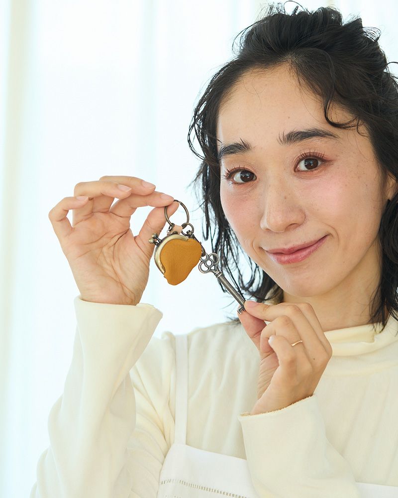 革の上品な質感が引き立つミニがま口キーリング。コインやアクセサリーを入れるのにちょうどよく、バッグにつけるだけで大人のおしゃれ感が生まれます。