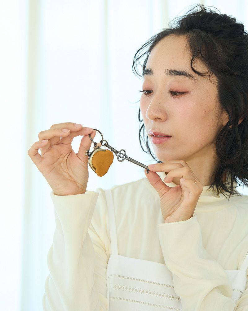 革ならではの質感を楽しめるミニがま口キーリング。小さめだけど存在感があって、大人のおしゃれに自然と溶け込む大きさです。