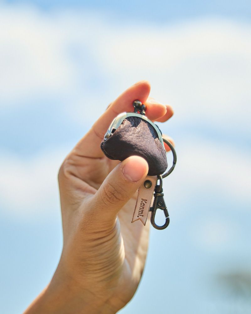 革のしっとり感が手に優しいがま口キーリング。コインやアクセサリーを入れられる“小さな上質感”が大人の魅力を引き立てます。