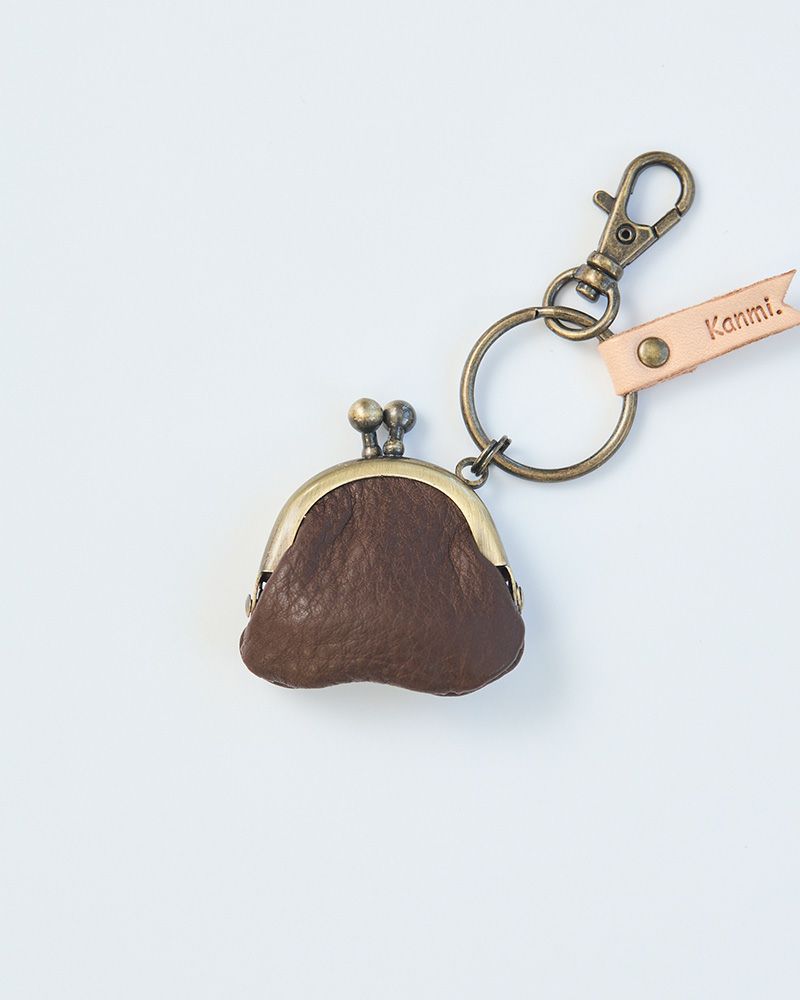 小さなサイズに上質な革の魅力をぎゅっと詰めたミニがま口。コイン収納にぴったりで、大人のおしゃれに自然と馴染みます。