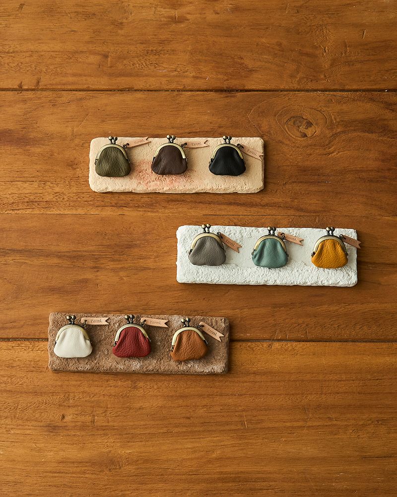 パチンと開く小さなお守りがま口ブローチ。薬やアクセサリーをしまえる大人可愛い革小物。