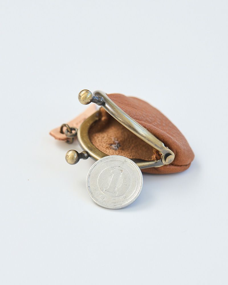 小銭、薬や指輪を入れて持ち歩けるミニがま口ブローチ。毎日のお守りにぴったりの革アクセです。