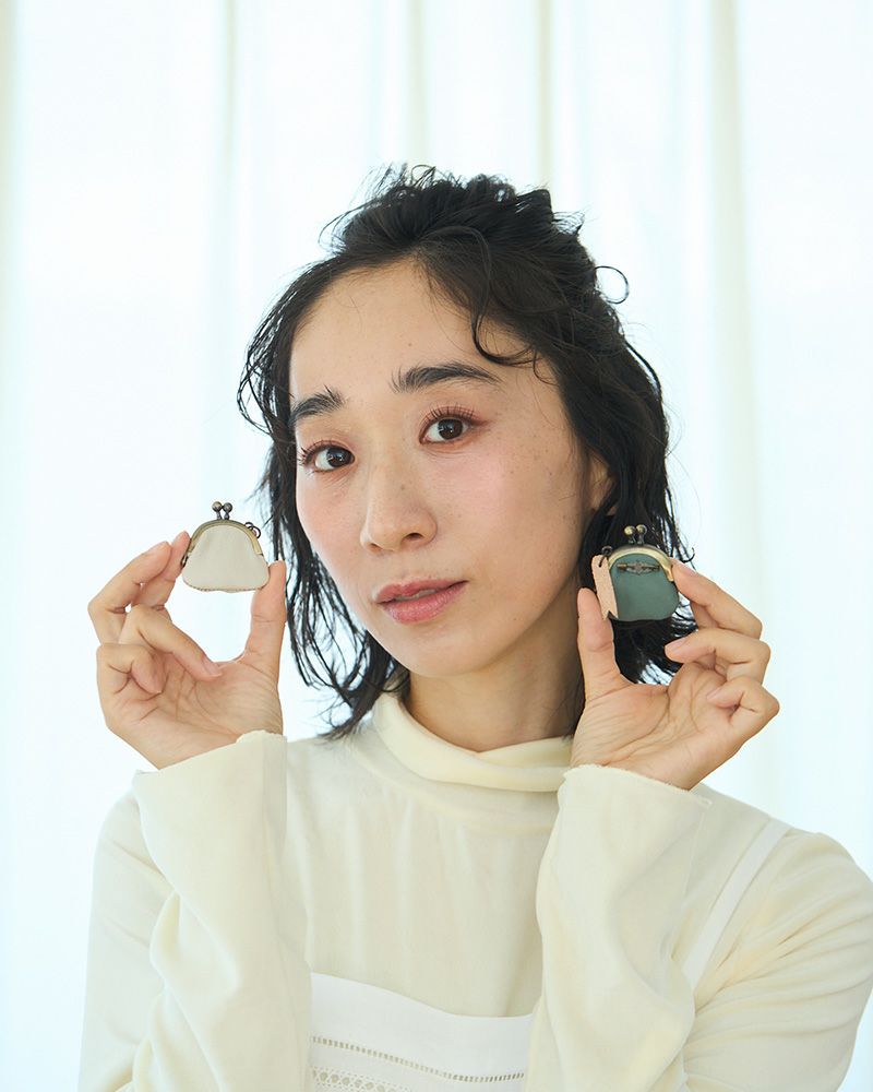 バッグやストールに添えるだけで可愛いがま口ブローチ。小物収納もできる上質な革小物。