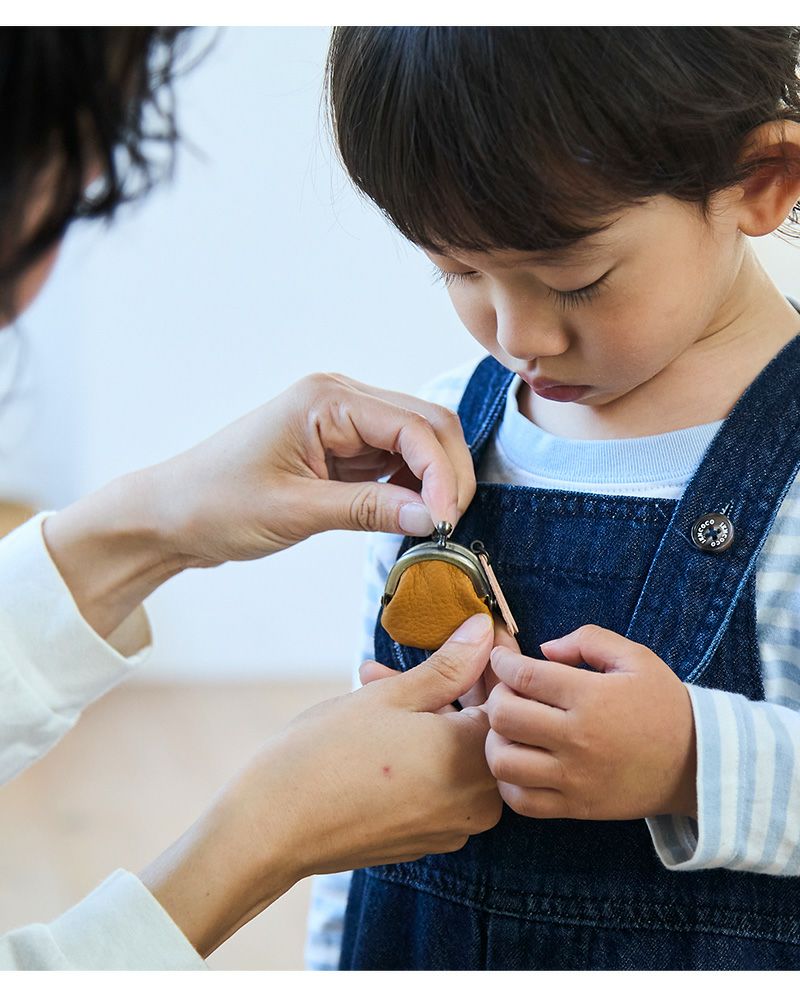 パチンと開くミニがま口に緊急連絡先メモをIN。お子さまの外出時にそっと寄り添う、安心と可愛さを両立したおまもりブローチです。
