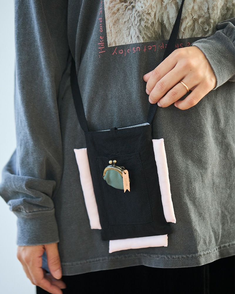 バッグやストールに映える革のがま口ブローチ。アクセや薬を入れられる実用派アクセサリー。